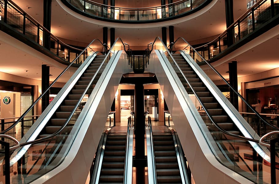escalera mecánica en el edificio, escalera mecánica, escaleras, segmentos metálicos, arquitectura, construcción, iluminación, transporte de pasajeros, pasamanos, luz