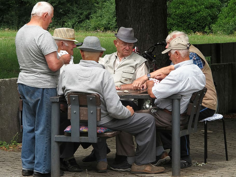 hombres, sentado, de pie, mesa, durante el día, pensionistas, juego de cartas, pasatiempo, parque, ocio