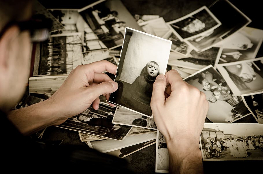 사람, 보유, 회색조 사진, 사진, 사진 작가, 늙은, 기억, 노스탤지어, 기념품, 인간의 손