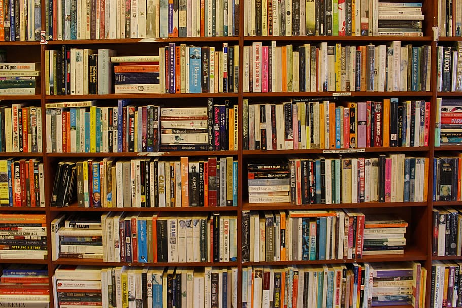 berbagai macam, buku, ditumpuk, coklat, kayu, kasus buku, rak buku, perpustakaan, rak, sastra
