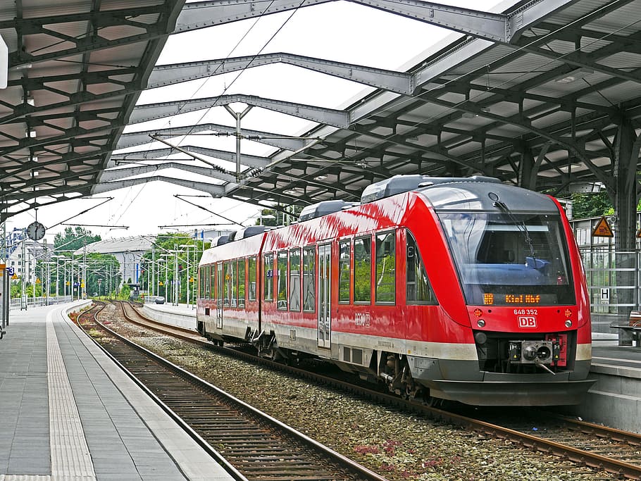 vagón diesel, rendsburg hbf, subida de pista, cubierta, tren regional, husum - kiel, br648, br 648, dos partes, deutsche bahn