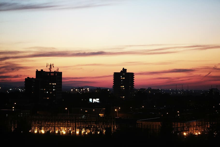 fotografía de silueta, rascacielos, edificio, silueta, alto, subida, ciudad, edificios, puesta de sol, cielo