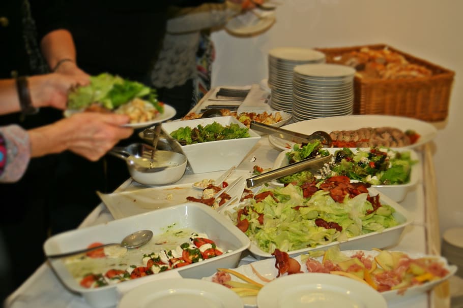 人, サービング, 野菜サラダ, パーティー, ラウト, スウェーデンのテーブル, 食べ物, ごちそう, 食べ物や飲み物, 人間の手