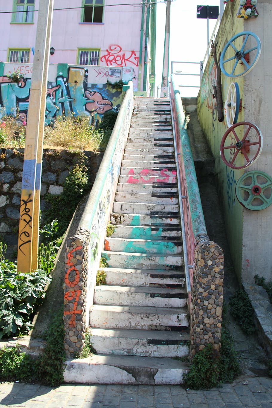 stairs, urban art, valparaiso, vandalism, dirty buildings, dirty district, architecture, built structure, staircase, graffiti