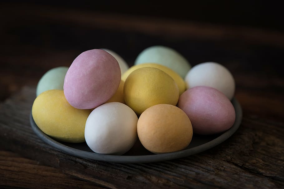 aneka-warna telur, abu-abu, piring, telur, telur coklat, telur dengan hiasan, permen, paskah, telur paskah, coklat