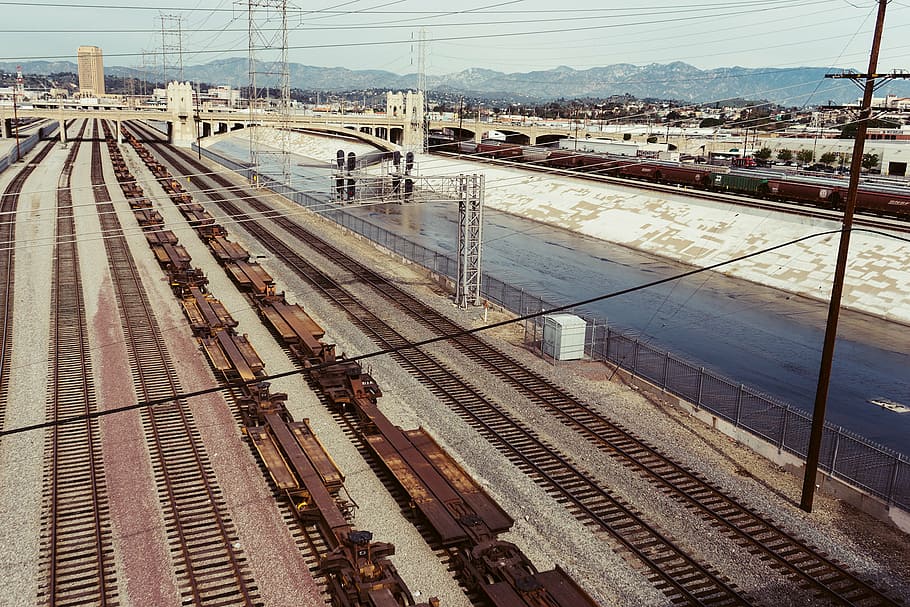 茶色, 鋼鉄鉄道, 昼間, 広い, 角度, 写真, 鉄道, 線路, 交通, 都市