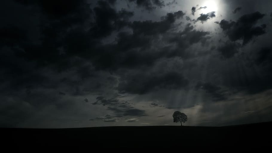 foto escura, fria e em escala de cinza, nuvem - céu, céu, tempestade, escuro, silhueta, ambiente, nuvem de tempestade, sinal
