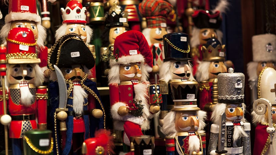 variedad de muñecas de cascanueces, cascanueces, mercado navideño, navidad, edimburgo, colores vivos, juguetes, artesanías, composición promedio, variación