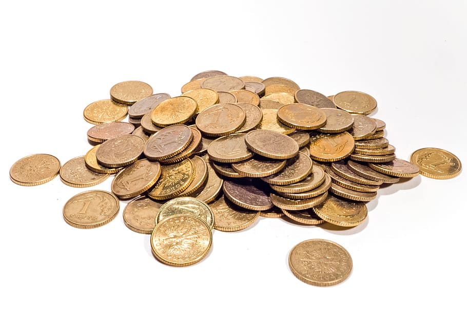 monedas redondas de color dorado, blanco, superficie, dinero, monedas, oro, moneda, finanzas, hacer dinero, riqueza