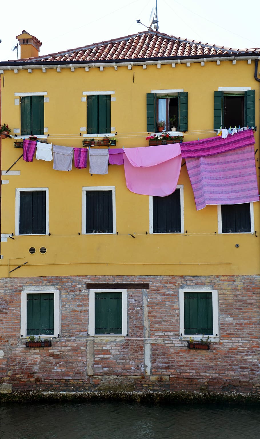 laundry, clothes line, house facade, purple, yellow, dry laundry, italy, venice, hang, dry