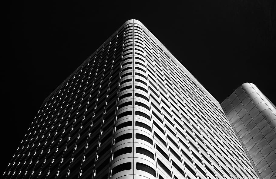 fotografía de ángulo bajo, alto, elevar, edificio, arquitectura, infraestructura, cielo, rascacielos, torre, blanco y negro