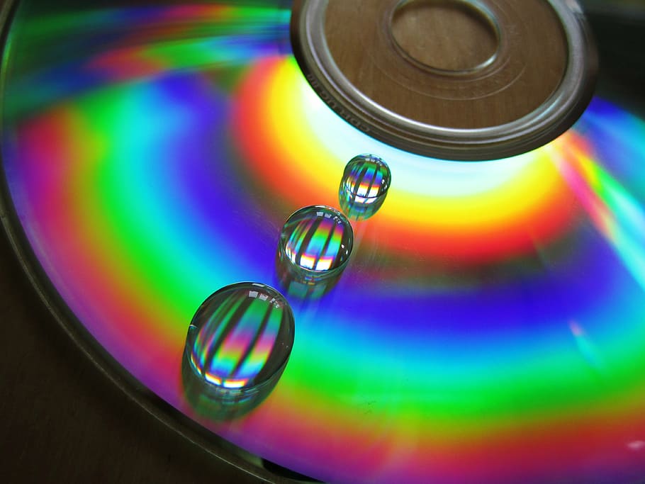 water, cd, drip, data medium, color, lichtspiel, drop of water, mirroring, shimmer, reflection