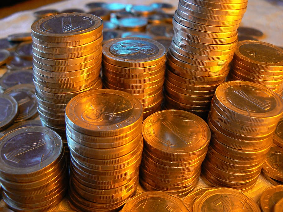 foto close-up, tumpukan, koin bulat berwarna emas, uang, koin, keuangan, uang tunai, tabungan, bayar, beli