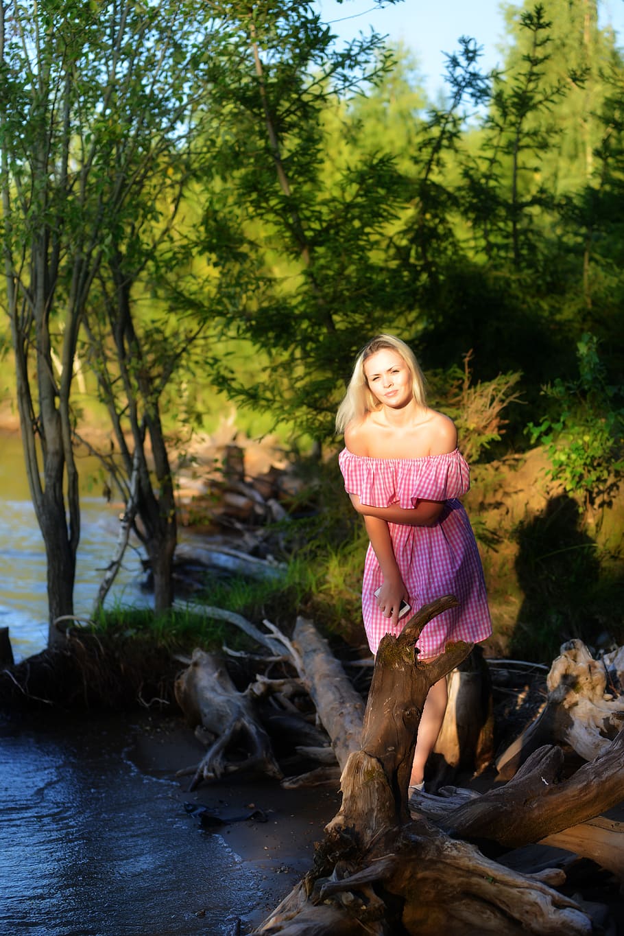 la niña en el río, río pequeño, rubia, vestido rosa, sol, hombros descubiertos, figura, verano, niña en el río, en la orilla