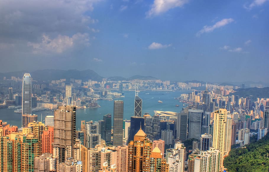 Paisaje urbano, edificios, rascacielos, agua, canal, cielo, nubes, Hong Kong, Skyline urbano, arquitectura