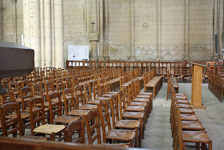 sillas de iglesia, sillas de madera, filas de sillas, asientos, asientos de madera, asientos de congregación, asiento, silla, en una fila, disposición