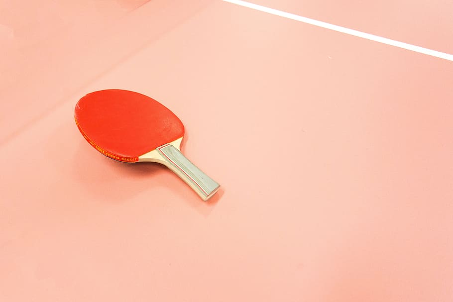 mesa, tenis, deporte, Foto de estudio, objeto único, espacio de copia, rojo, interior, fondo de color, nadie