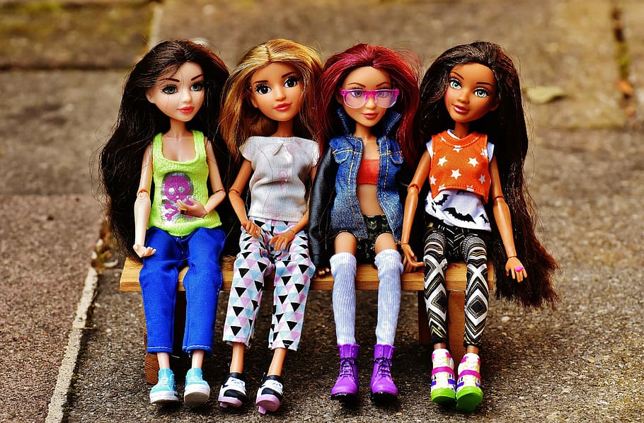 quatro, miniaturas de bonecas, sentado, brinquedo de banco, menina, namoradas, amizade, clique, boneca, bonita