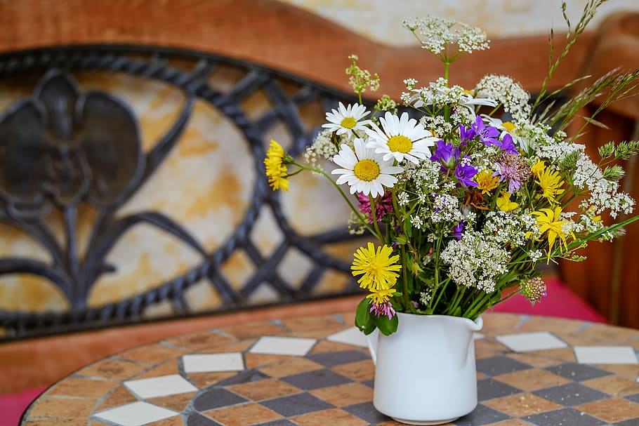 色とりどりの花, 白, 花瓶, テーブル, ワイルドフラワー, ブーケ, 夢のような, 花, ヒナギク, クレー