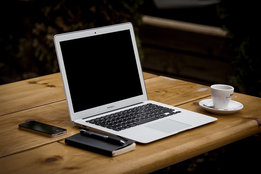macbook air, laptop, computador, bloco de notas, caneta, iphone, mesa, madeira, café, expresso