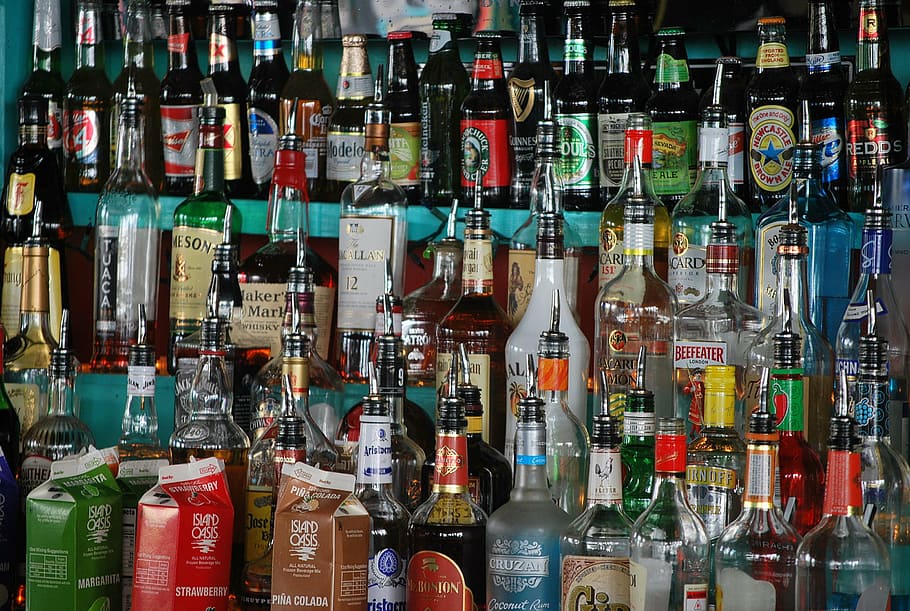 各種色のガラスボトルロット, 酒, アルコール, 飲料, ウイスキー, ラム酒, ボトル, ウォッカ, 軽食, 人々