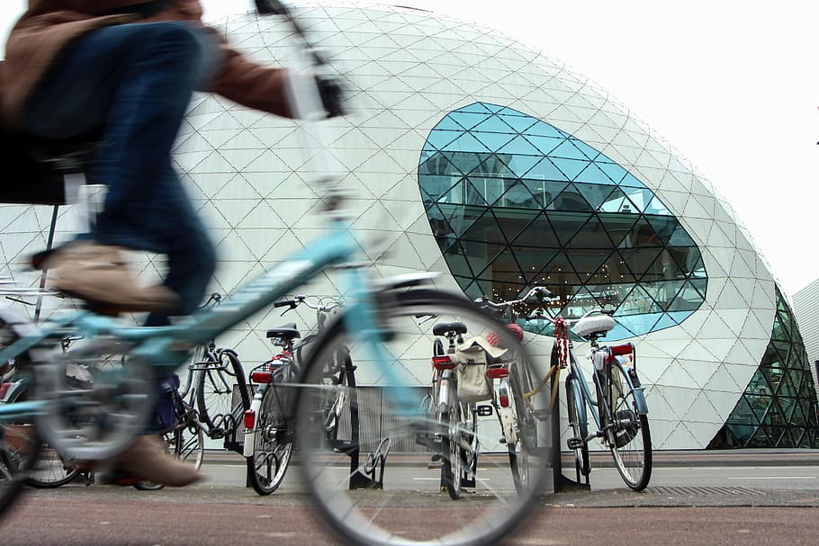 pessoa, montando, bicicleta, passagem, construção de cúpula de vidro transparente, Eindhoven, Ciclismo, Arquitetura, Holanda, rua
