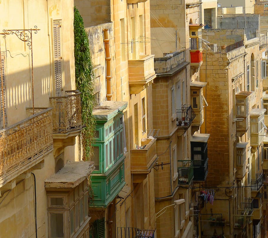 persona mostrando apartamentos, mediterráneo, valletta, callejón, casas, ventanas, balcones, malta, gozo, mar
