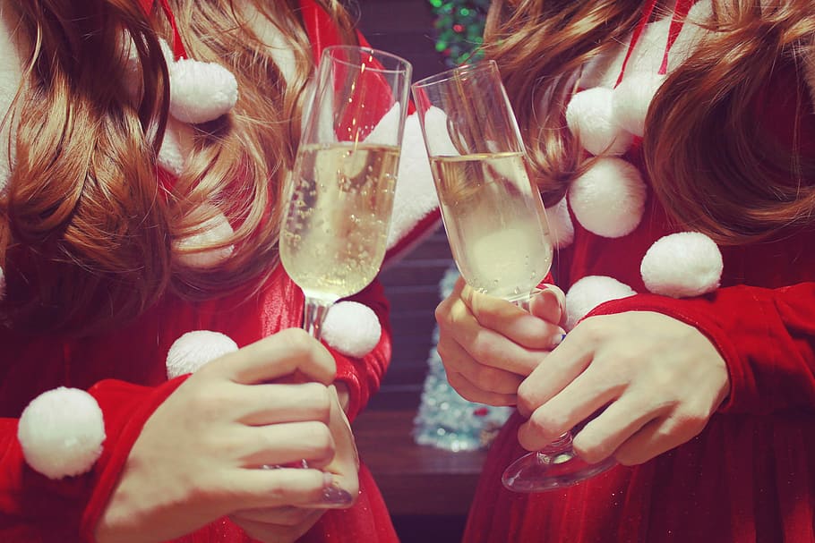 dua, wanita, merah, gaun, memegang, gelas anggur, dua wanita, perayaan, orang-orang, alkohol