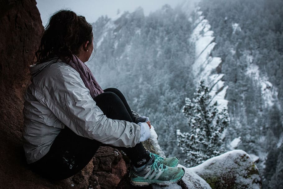 mulher, sentado, frente à rocha, árvores, neve, inverno, branco, frio, clima, gelo