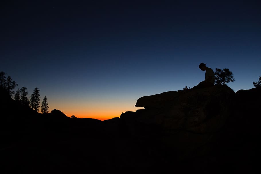 hombre, sentado, roca, puesta de sol, silueta, Valle de Yosemite, Estados Unidos, naturaleza, paisaje, natural
