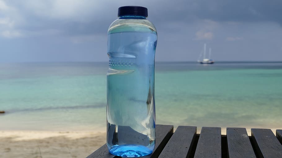 azul, garrafa de água plástica, beira-mar, garrafa, mar, bota, barco à vela, bebida, água, tampas de garrafa