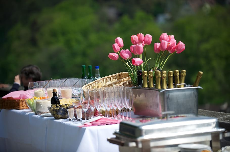 pink, tulip flower arrangement, wine glass, bottle, table, restaurant bern, catering service bern, restaurant ratskeller, catering, outdoors