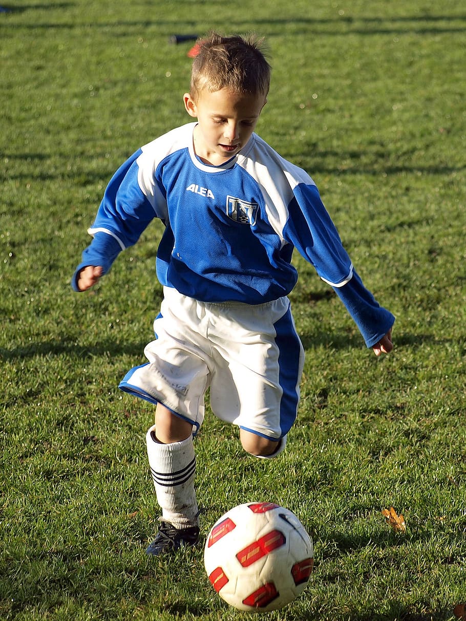 anak laki-laki menggiring bola bola, lapangan sepak bola, sepak bola, pemain bola, bola, anak laki-laki, pemain, pertandingan, serangan, anak