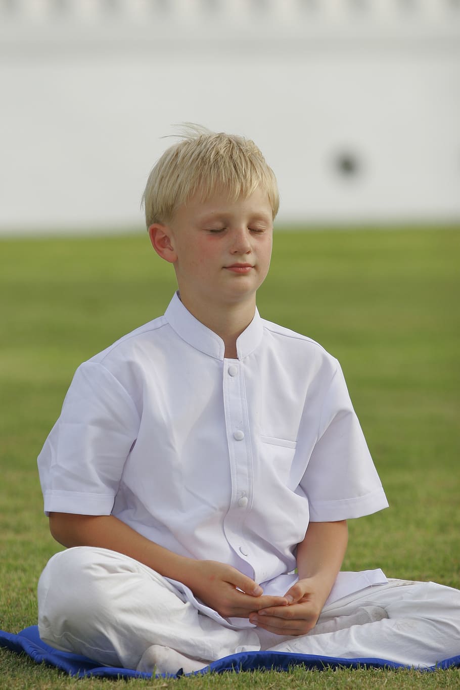 menino, vestindo, branco, roupa, meditando, verde, campo de grama, budista, meditar, templo