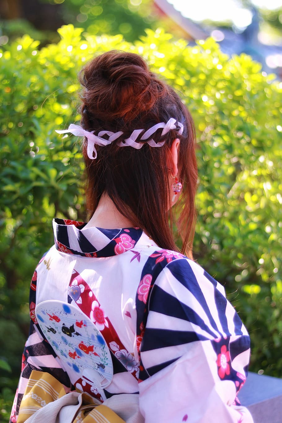 mujer, vistiendo, blanco, azul, kimono, tradicional, vestido, vestido tradicional, mujeres, al aire libre