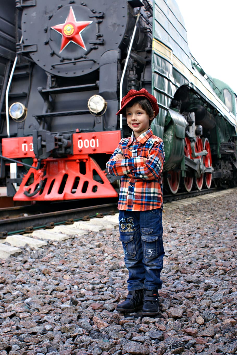 Niño, de pie, al lado, tren, motor, ferrocarril, el sistema de transporte, vía férrea, vehículo, estación