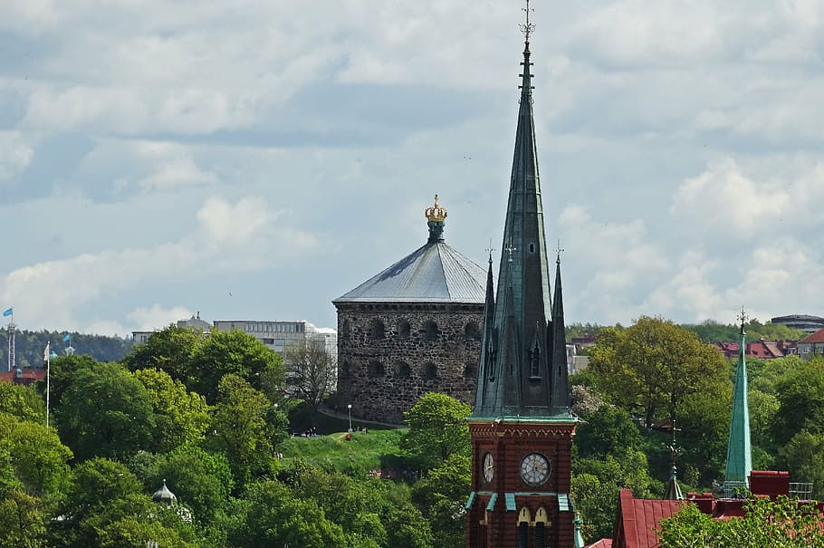 Gotemburgo, torre de la iglesia, corona skansen, vistas, estructura construida, arquitectura, exterior del edificio, nube - cielo, árbol, planta