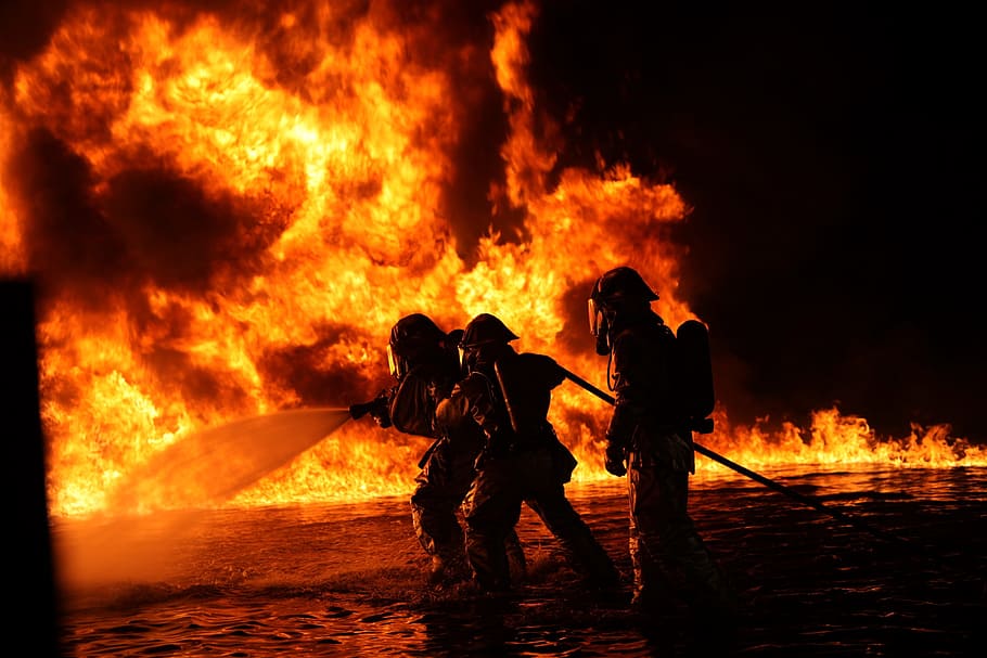 silueta, tres, bomberos, rodeado, fuego, retrato, entrenamiento, noche, oscuro, caliente