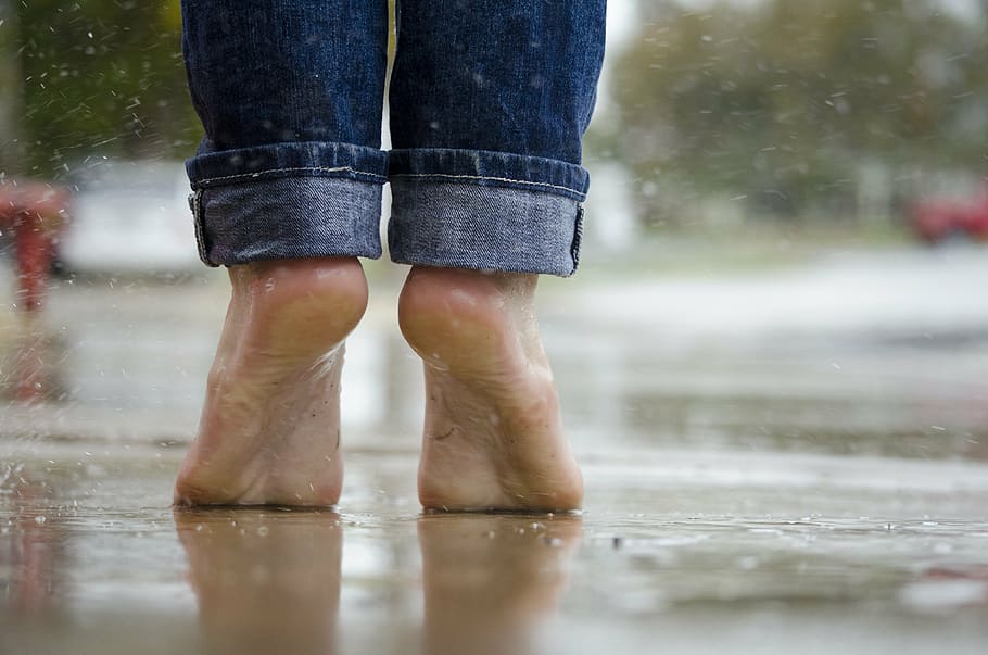 pessoa, azul, jeans, em pé, estrada da chuva, com os pés descalços, pés, ao ar livre, chuva, agua