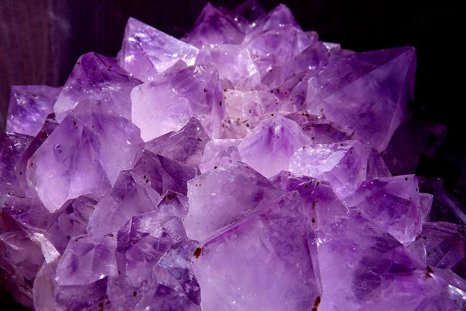 cuarzo morado, amatista, violeta, cueva de cristal, drusa, parte superior de gema, trozos de piedras preciosas, púrpura oscuro, púrpura, transparente