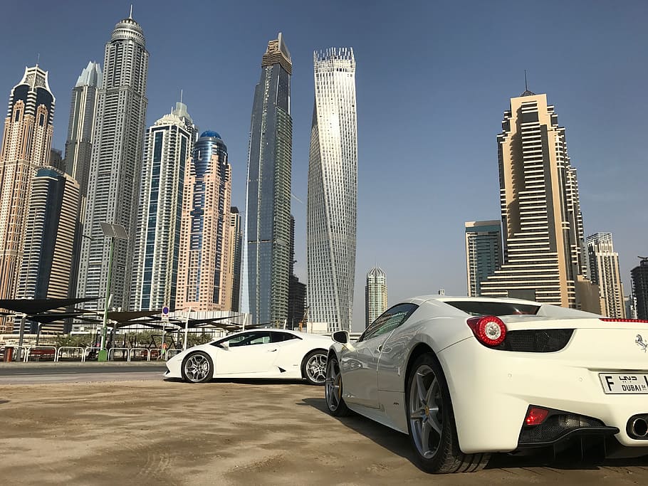 Blanco, Ferrari Sports Car, edificios de la ciudad, durante el día, Dubai Marina, Dubai, Marina, Sportcar, arquitectura, rascacielos