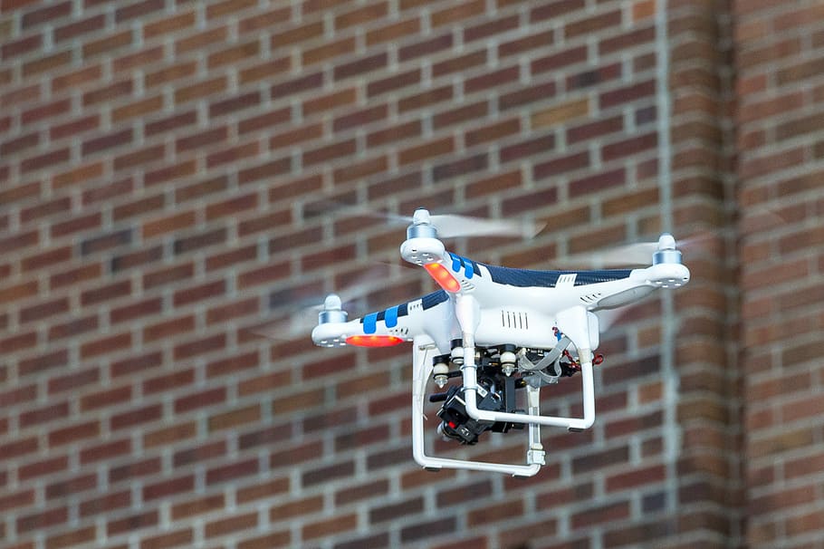 Drone, Brick Wall, Flying, futurista, vigilancia, en el aire, temas de fotografía, dron, tecnología, cámara: equipo fotográfico