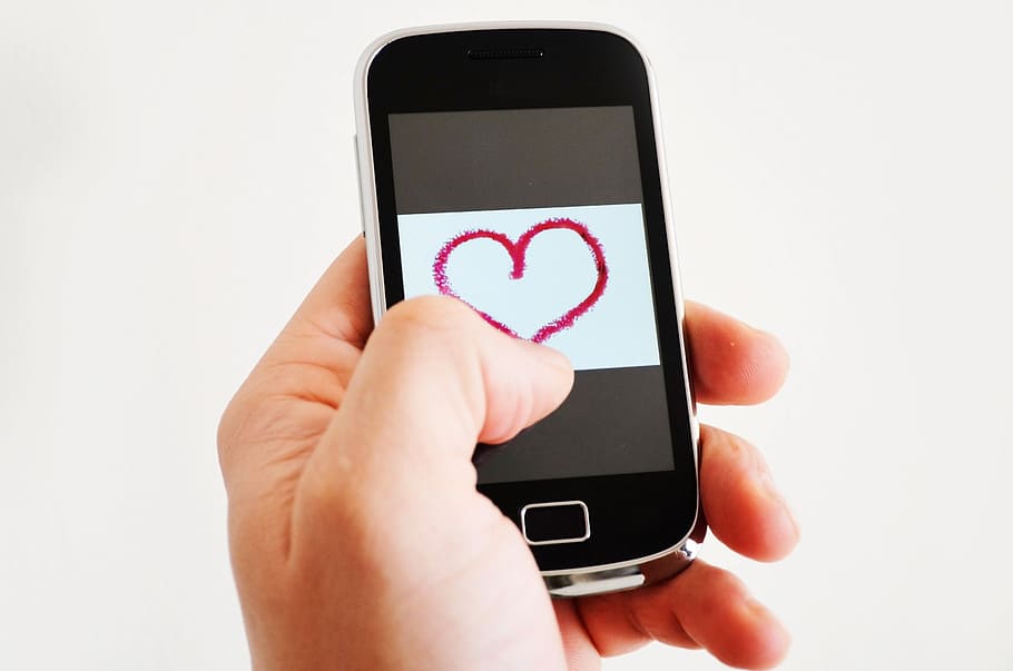 preto, smartphone, mostrando, vermelho, ilustração do coração, amor, carinho, romance, caso de amor, chama