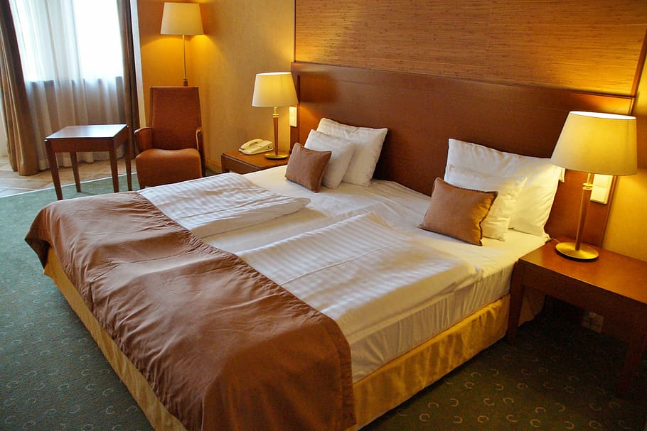 кровать, тумбочка, настольная лампа, двуспальная кровать, гостиница, комната, сон, гостиничный номер, мебель, Подушка