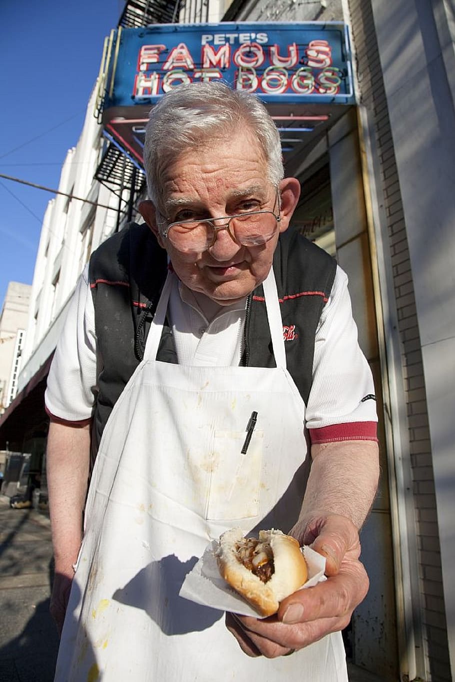 hombre que sostiene la hamburguesa, vendedor de perritos calientes, hombre, comida, persona, estadounidense, comer, rápido, tradicional, masculino