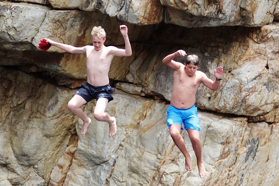 dos, masculino, saltando, acantilado de roca, durante el día, niños, salto, roca, agua, río