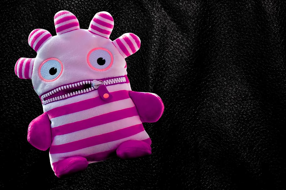 purple monster wallet, ensure püppchen, worry about hog, plush, funny, cute, fun, children, toys, pink color