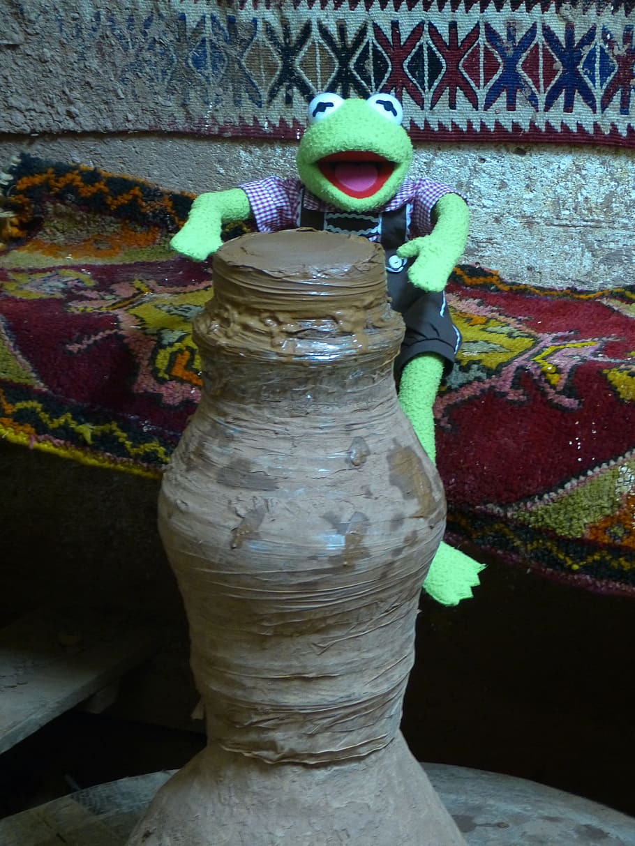 Kermit, Frog, Potters, Sound, green, potter's wheel, clay, outdoors, day, aerosol can