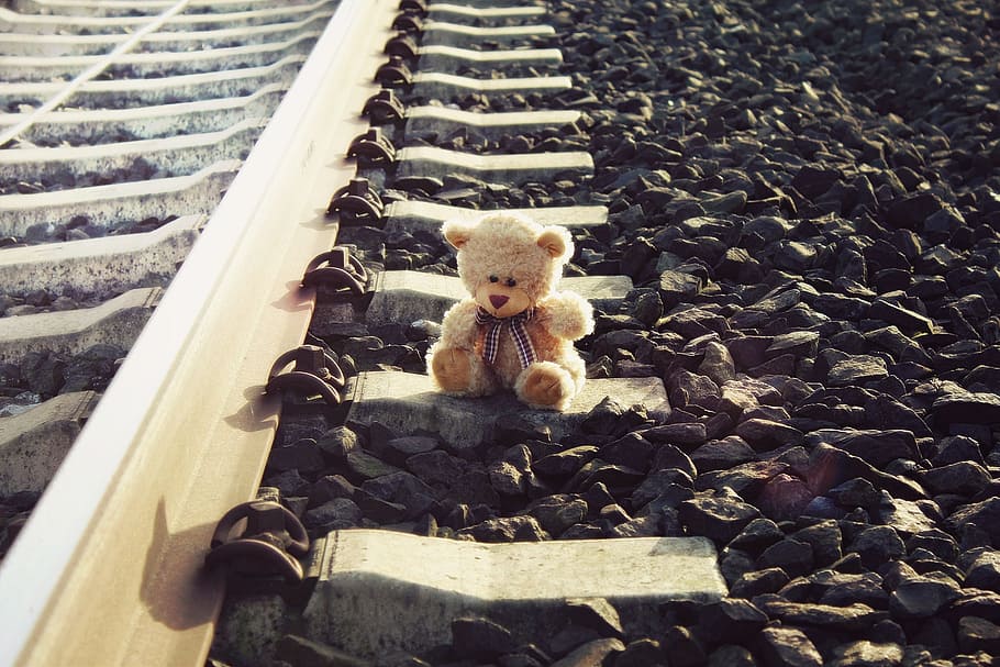茶色, 熊, ぬいぐるみ, おもちゃ, 灰色, 金属製の鉄道, テディ, レール, テディベア, 太陽