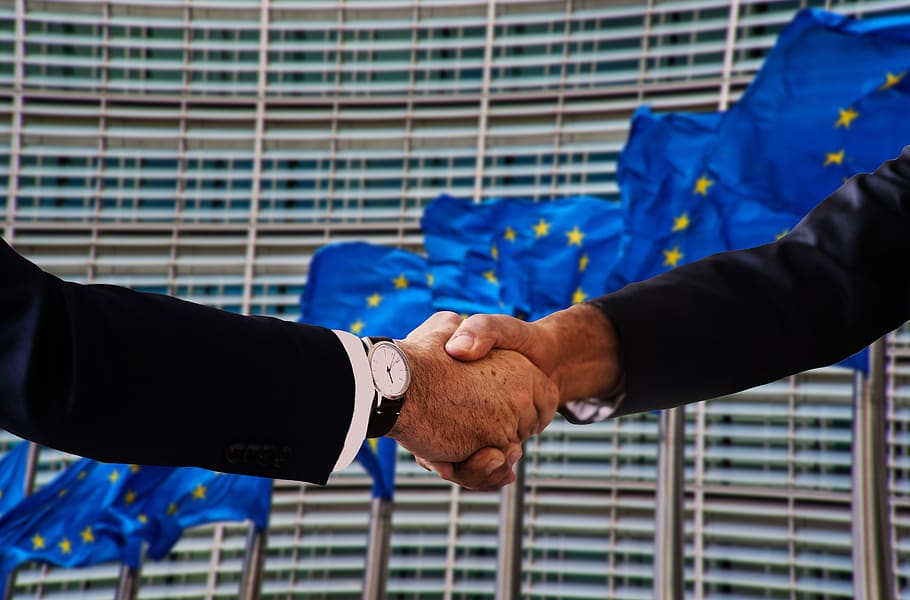 apretón de manos, estrechar las manos, europa, bandera, política, político, empresarios, comerciantes, negociación, mano humana